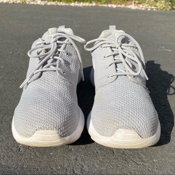 Nike Shoes - Nike Roshe Sneakers